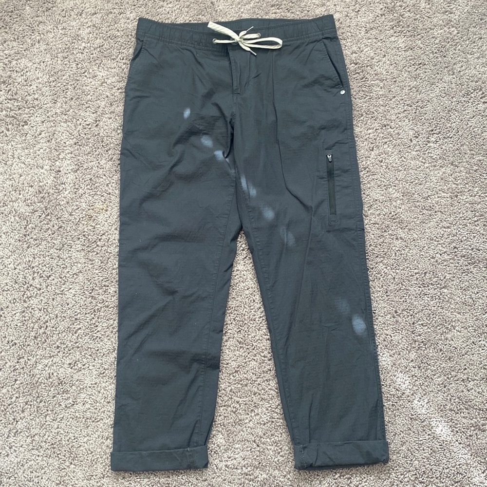 VUORI grey capri pants L
